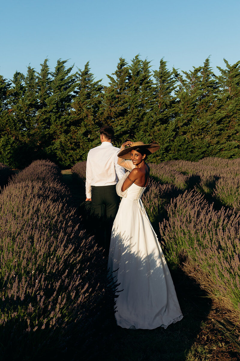 Mariage au milieu des lavandes et chapeau provençale