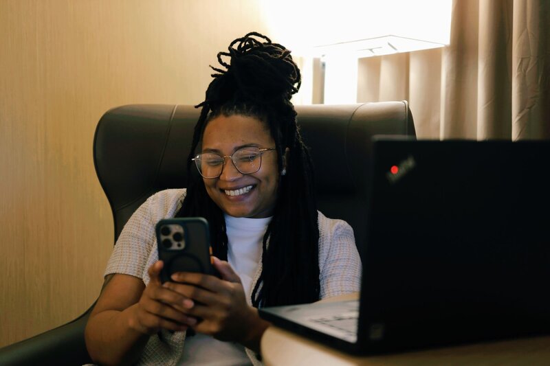 Alesia Hendley smiling at her phone
