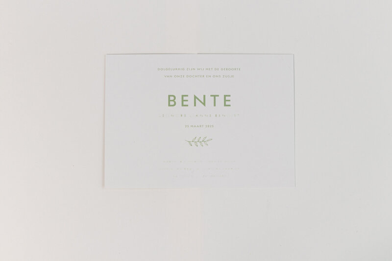 Strak-mintgroen-geboortekaartje-Bente-met-goudfolie-7