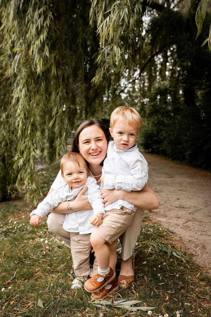 Manon créatrice ugc et maman de deux enfants en train de poser dans la nature avec ses fils
