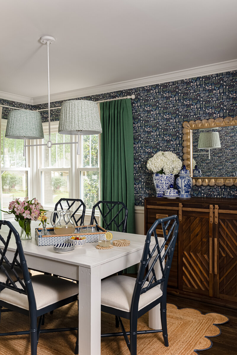 A stylish and modern dinning room