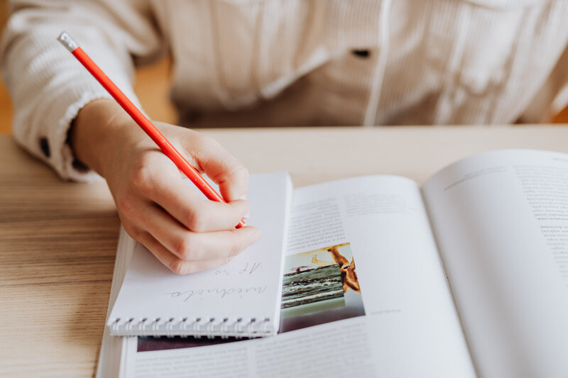 kaboompics_woman-writes-in-her-notebook-17016