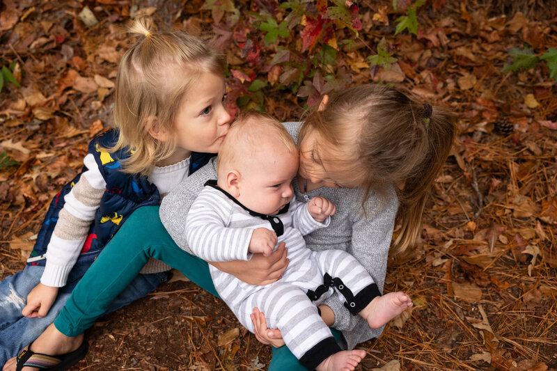 LightCreative_202411_SarahColin_RaleighFallMiniSession_HistoricYatesMillCountyPark_RaleighFamilyPhotographer_004_blog