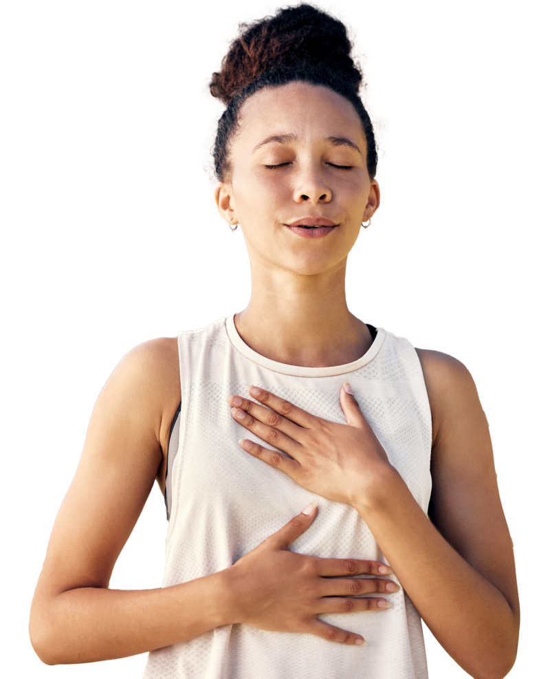 Jeune femme mains posées sur le buste en train de faire un exercice de respiration lors d'une séance de sophrologie challans en vendée