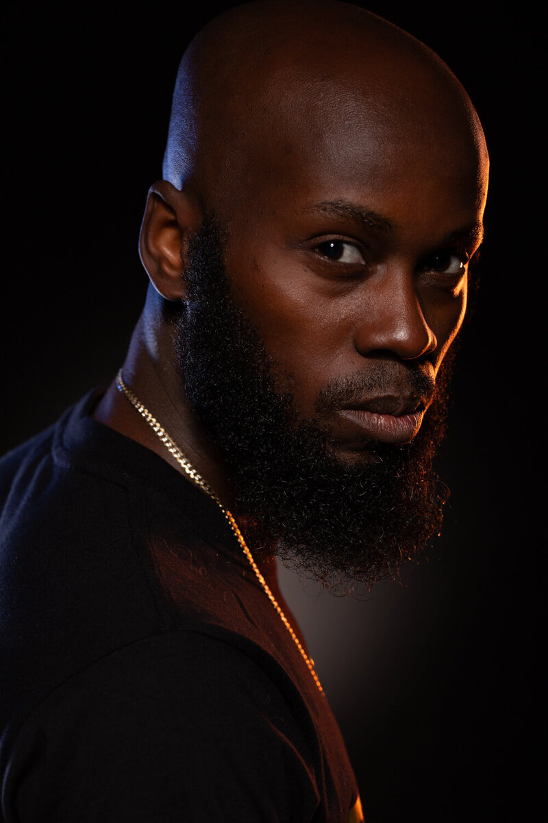 Portrait d'homme haïtien en studio Photogrpahe de Montréal