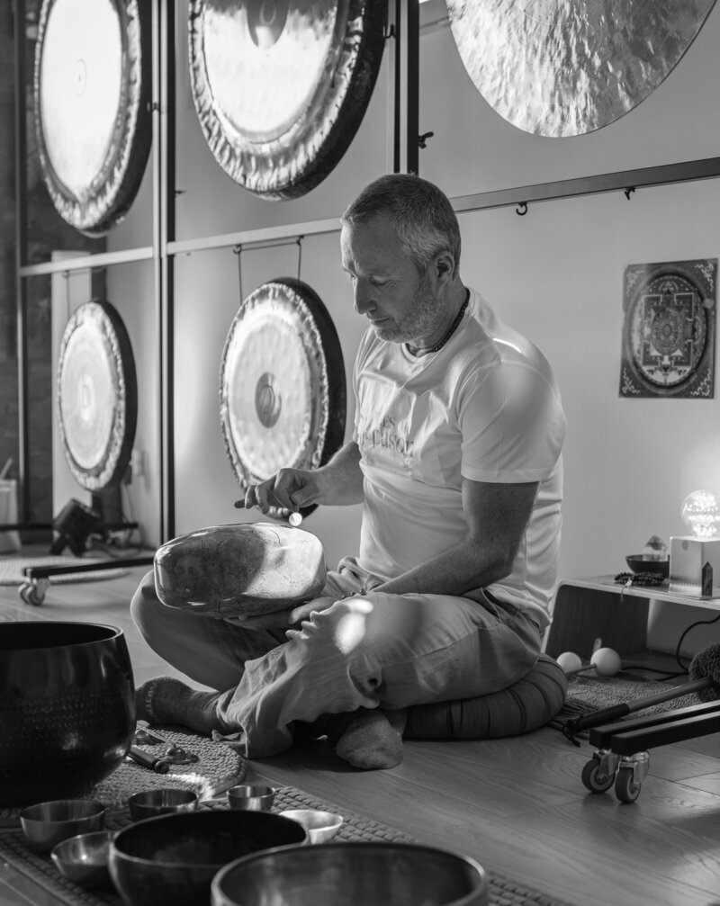 Lydéric joue du kigonki à la fin du bain de gongs