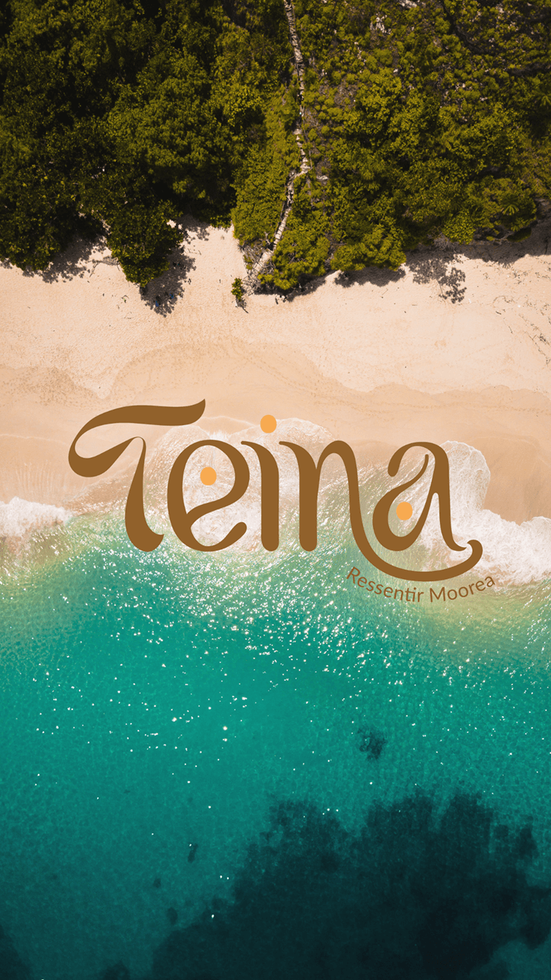 Maquette créée par Fenicia Studio pour l'identité visuelle de la marque Teina. Elle représente le logo, symbole des expériences uniques mêlant yoga en pleine nature & découvertes culturelles de l’île de Moorea.