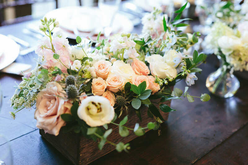 Early-Mountain-Vineyard-Maryland-wedding-florist-Sweet-Blossoms-rustic-box-centerpiece-Mike-Sperlak-Photography