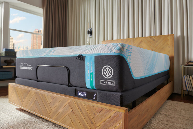 Tempurpedic_LuxeBreezeMediumHybrid_Queen_ErgoSmart_StyledRoom_Label_Aug2022_5x7_1_10_2024_6_28_00_PM