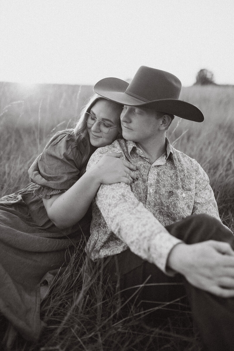 |couple pose ideas|couple photoshoots|engagement photo ideas for adventurous couple in the country