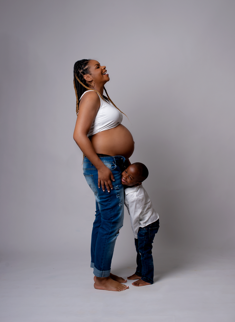 Maryland Maternity Photographer - Snapzbytie Photography - Family Maternity Session in Jeans 5