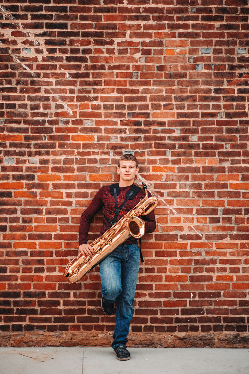 monroe-wisconsin-senior-photographer-guy-with-saxophone