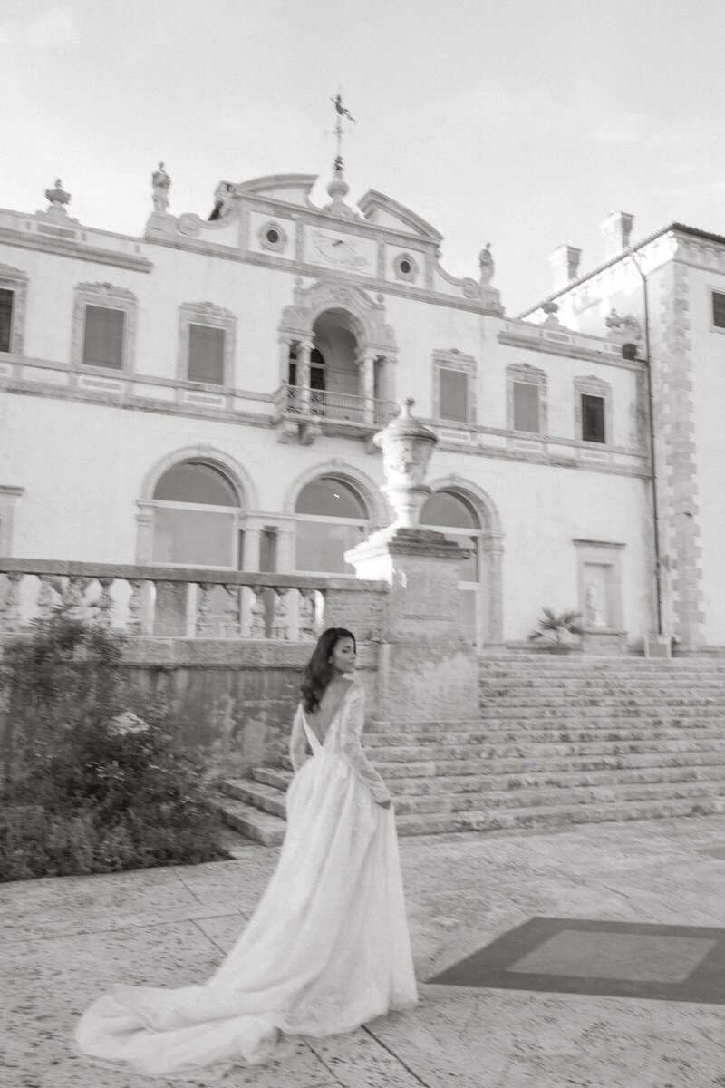 luxury bride in black and white photo