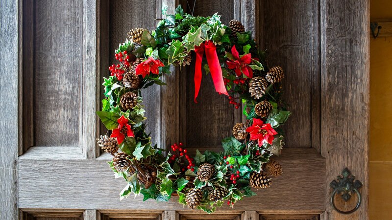 christmas-wreath-scotney-castle-kent-1498870