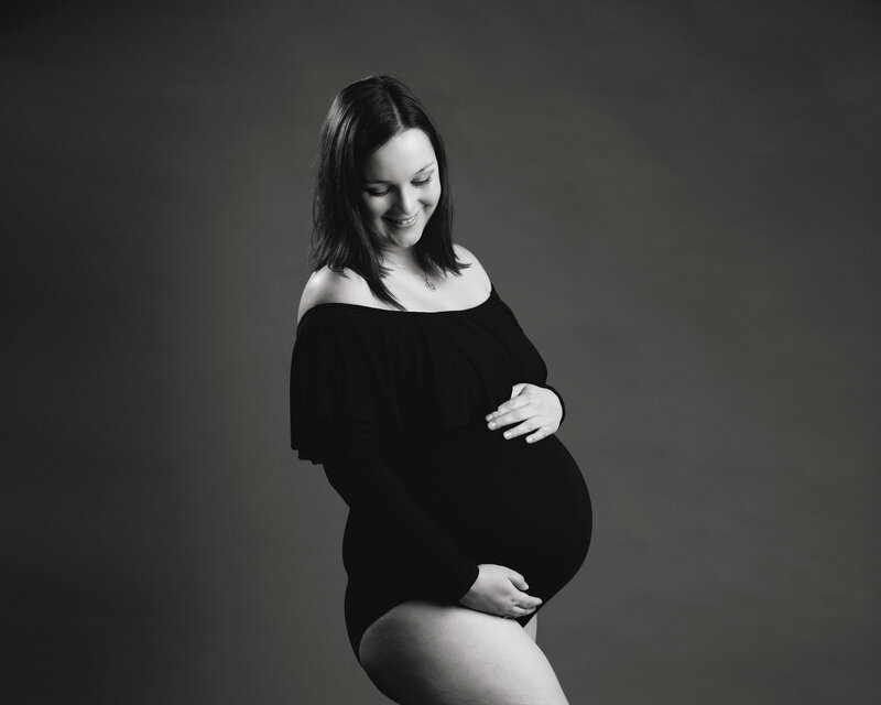 gravid kvinne - profesjonell gravidfotografering i studio på oppegård. 