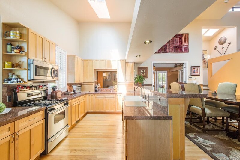 4588 Yates kitchen