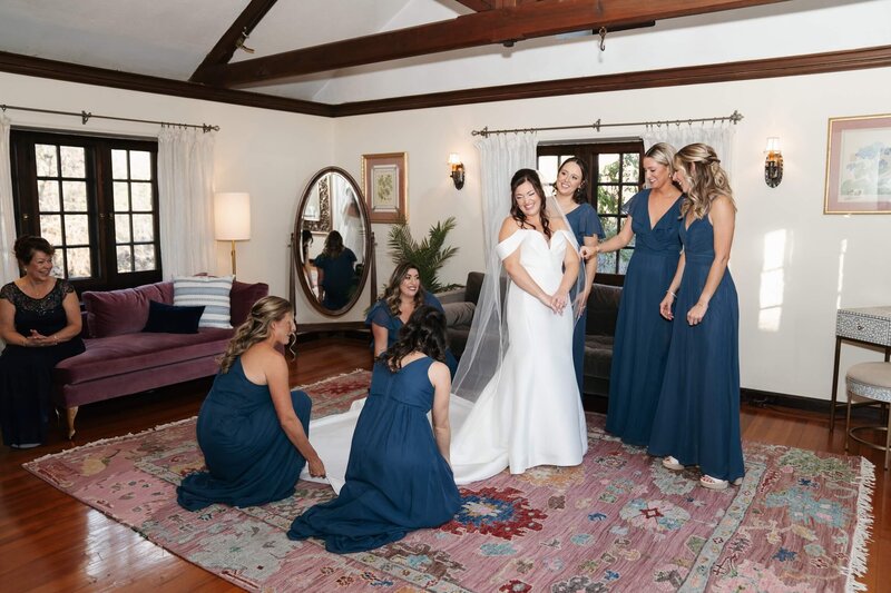 The Willowdale Estate bridal suite offers an elegant and private space for wedding preparations. Featuring vintage charm, natural light, and stunning backdrops—perfect for timeless getting-ready photos!