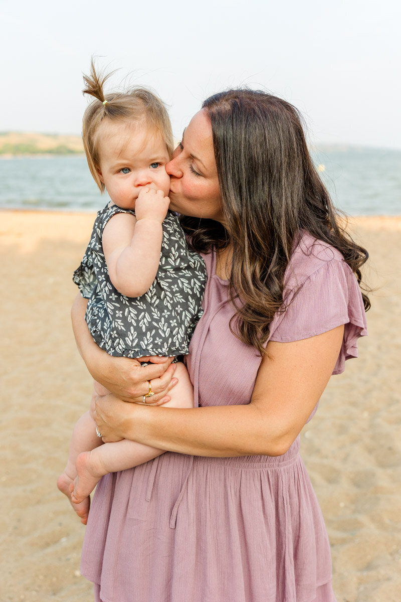 2023 Krystal-Moore-Photography-Buffalo-Pound-Family-Beach-Session-12