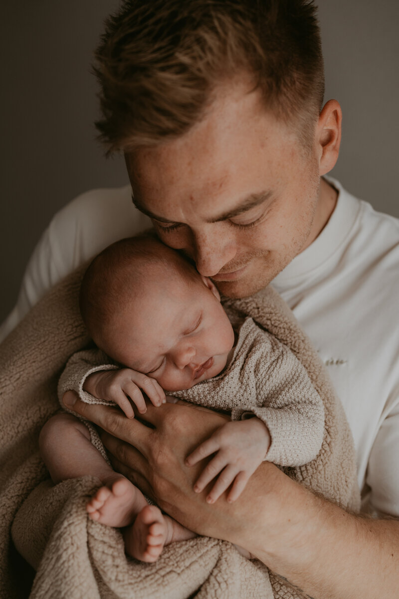 papa met baby 