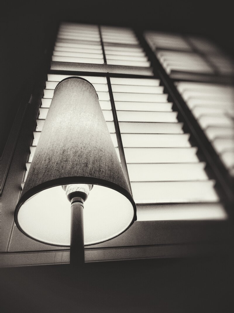 jaloezie zwart wit met lamp