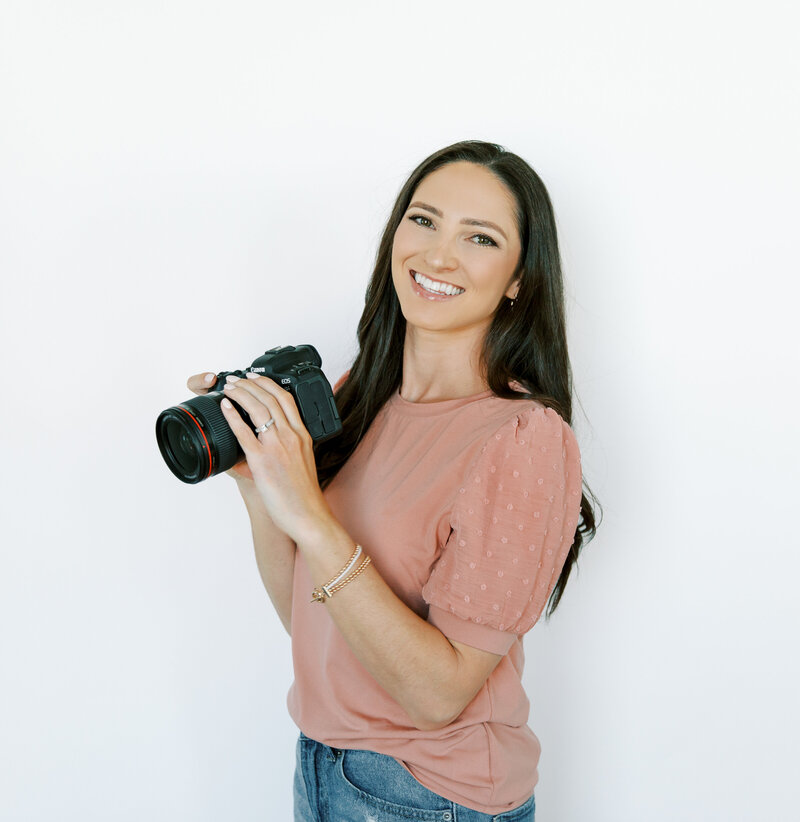 Jennifer McRae holding a canon camera