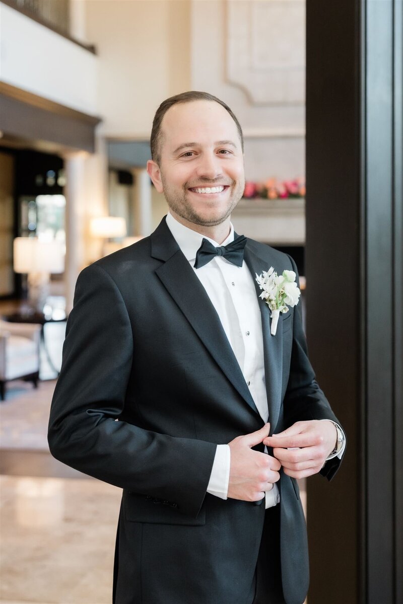 A portrait of groom at the country club of Orlando by Orlando wedding photographer