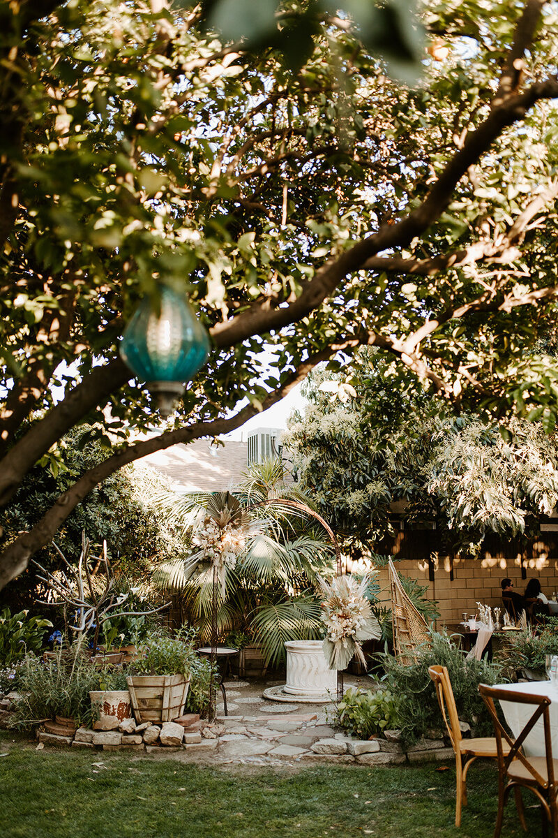 Romantic garden wedding of Maddie and Josh, coordinated by Beyond the Event and captured by Desert Born Studios.