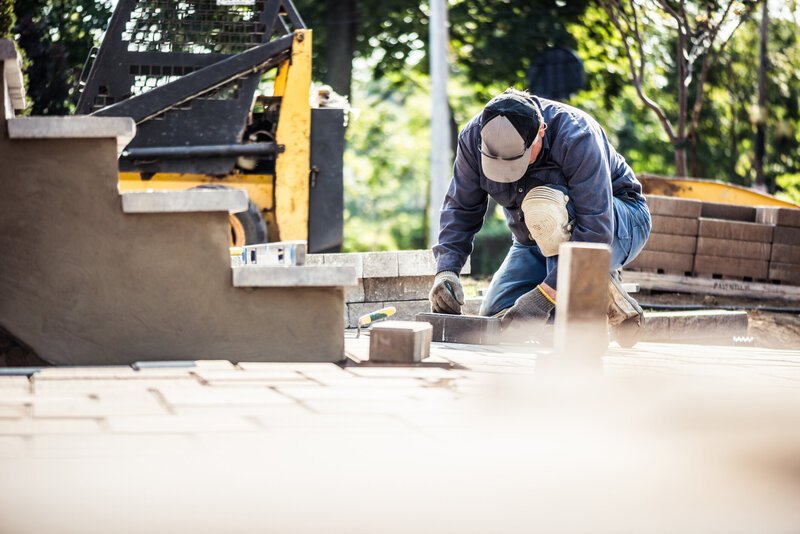 cutting block for a retaining wall