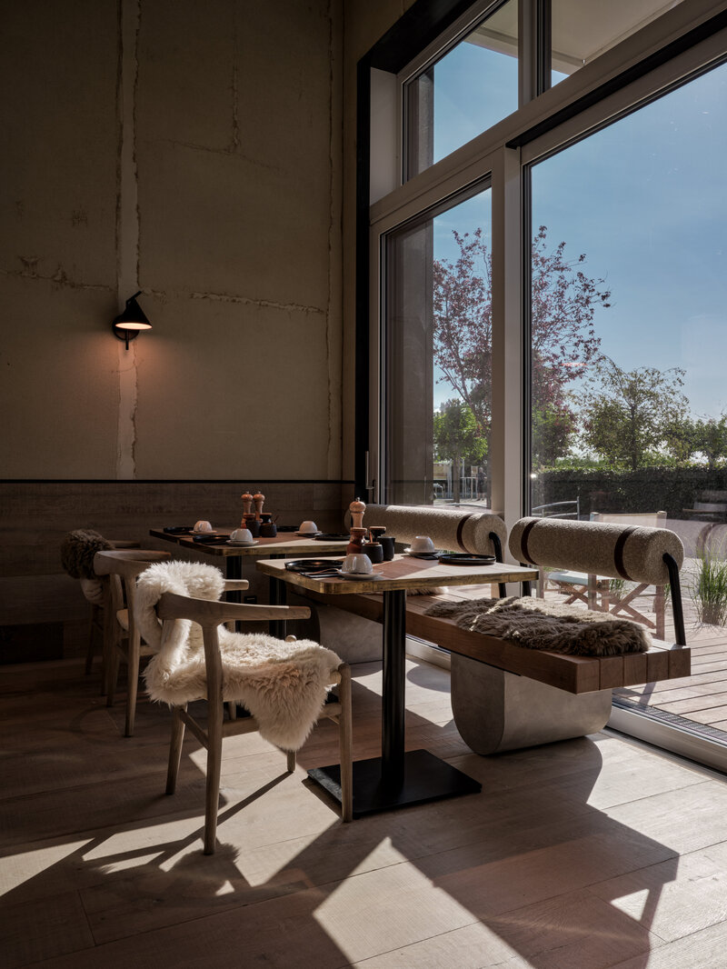 Sonniger Sitzplatz im Restaurant BRACA im Hotel the breeze.