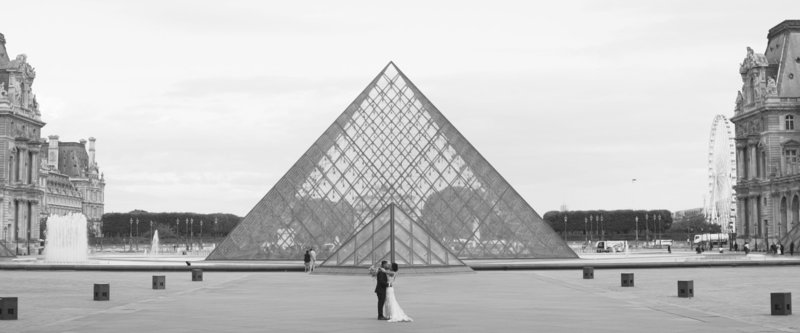 a paris wedding videographer at the Louvre.