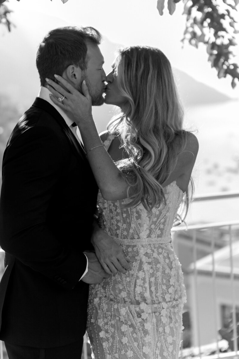 Timeless black and white photo of couple kissing on stone steps – destination elopement photographer Amalfi Coast Italy