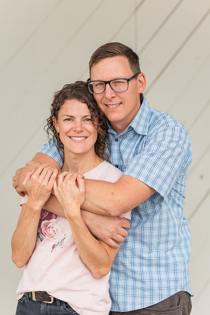2024-krystal-moore-photography-white-wall-mini-moose-jaw-family-13