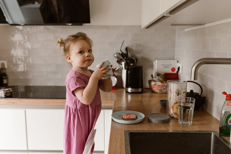newbornfoto grote zus smeert beschuit met muisjes
