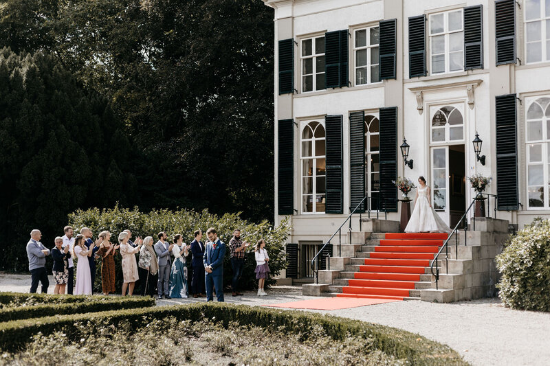 Warme, natuurlijke en ongedwongen foto avn de first look op een bruiloft in Ommen, Overijssel