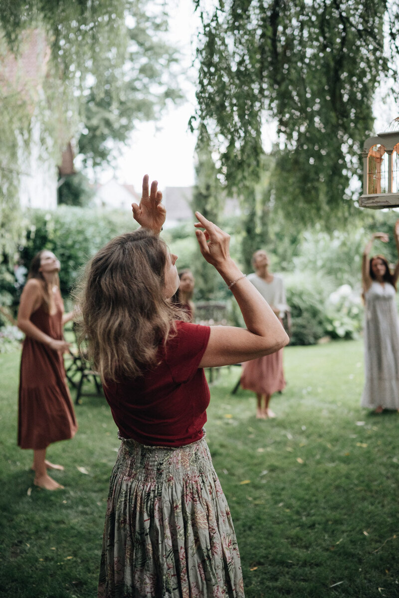 Frauen tanzen im Garten bei einem Retreat im Landhaus Morgan
