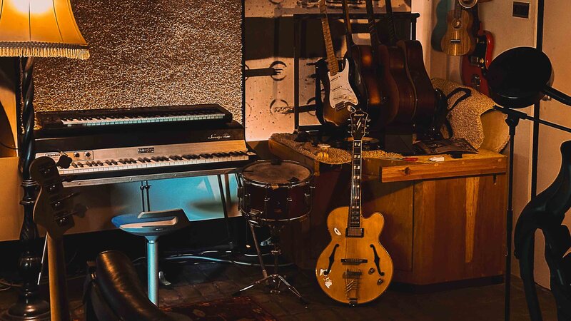 Earforce-Geluidsstudio-Amsterdam-Audio-Post-Voiceover-Geluidsproducties-muziek-podcast-webinar-studio-6-muziekstudio