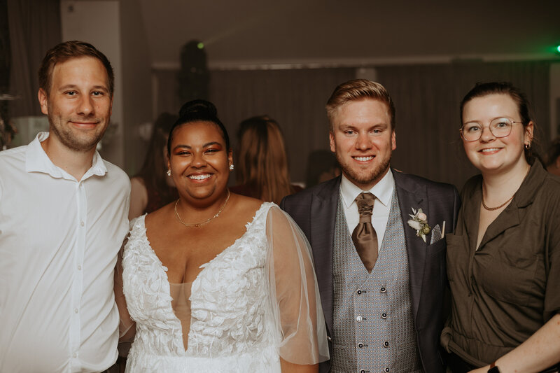 Jana Sauer mit Hochzeitspaar in der Diepeschrather Mühle