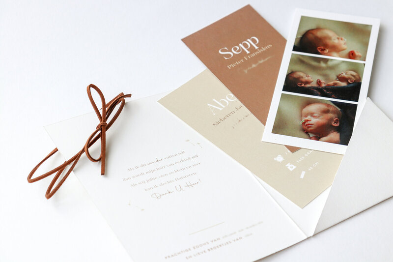 Bijzonder-tweeling-geboortekaartje-jongens-in-beige-pocketfold-12