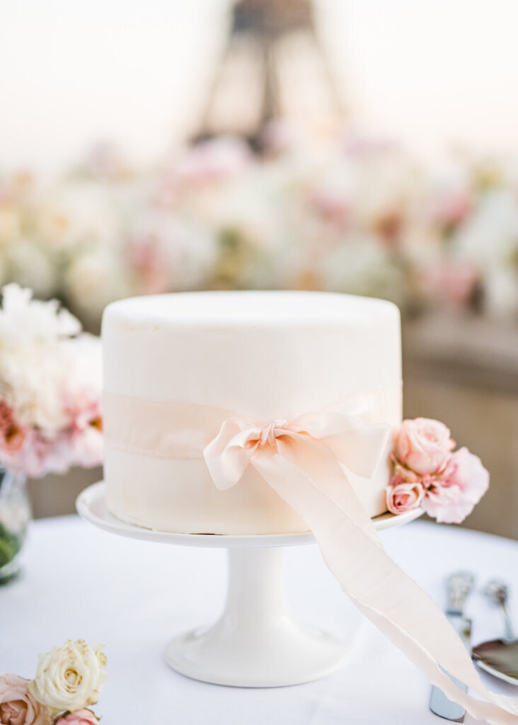 refined-and-elegant-wedding-cake