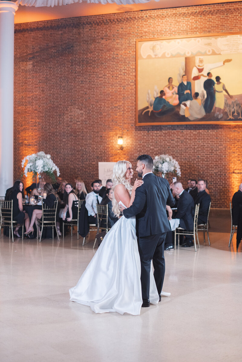 sarah-elizabeth-studio-ohio-wedding-photographer-dayton-art-institute-hardy-wedding-reception-28