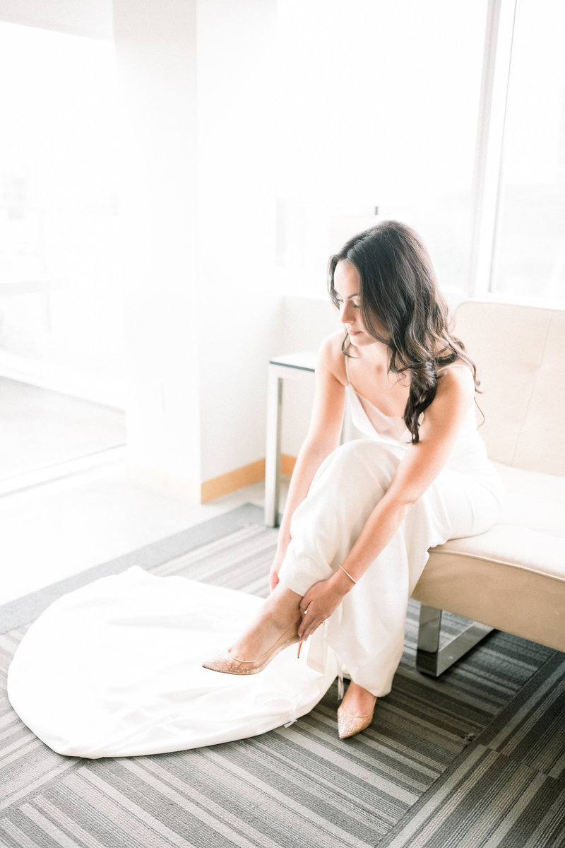 Mississippi-Pearl-Photography-Hote-Vetro-Bride-Louis-Vuitton-red-heels-bridal-suite-MPP_5113