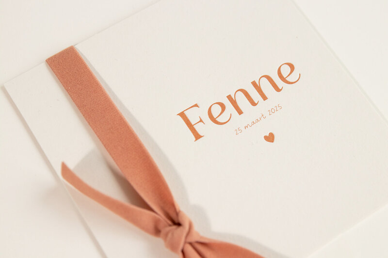 Letterpress-geboortekaartje-Fenne-met-strik-van-fluweel-4