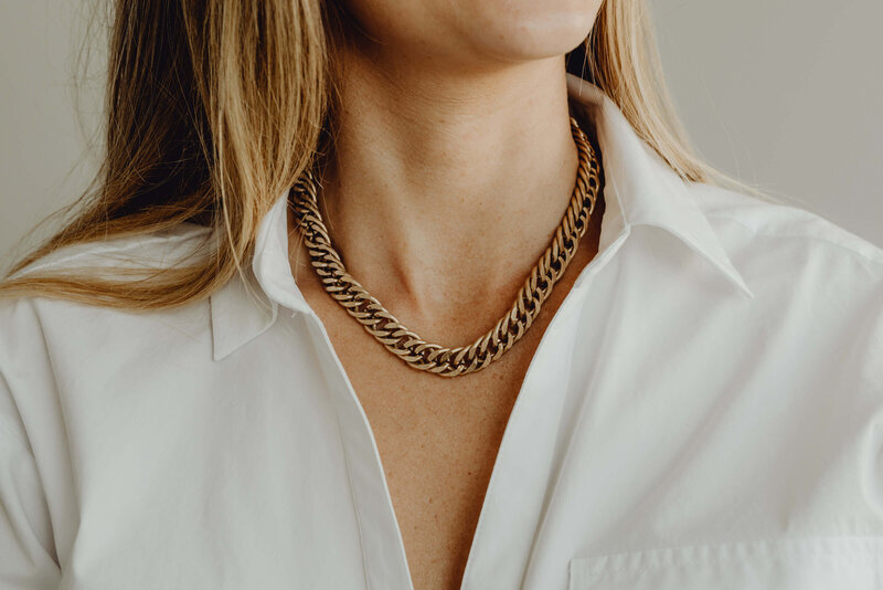 woman with necklace-with-medium-curb-chain-gold-golden-jewelry