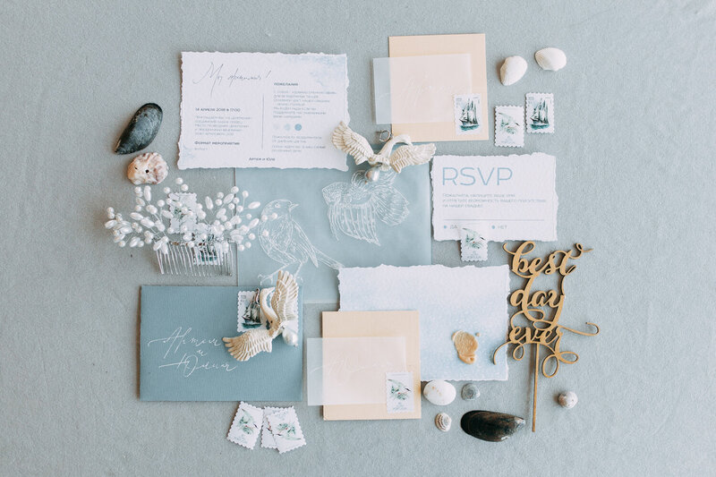 Details of the wedding day in a flat lay.