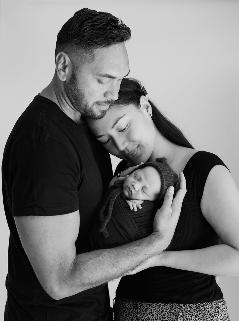Famille pose avec bebe en studio