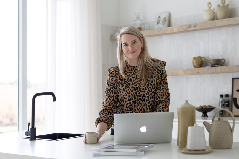 Onderneemster Eline de Lange van Studio Skiss tijdens branding shoot.  Fotografie door Dorien Paymans | Studio Ensō Groningen ©