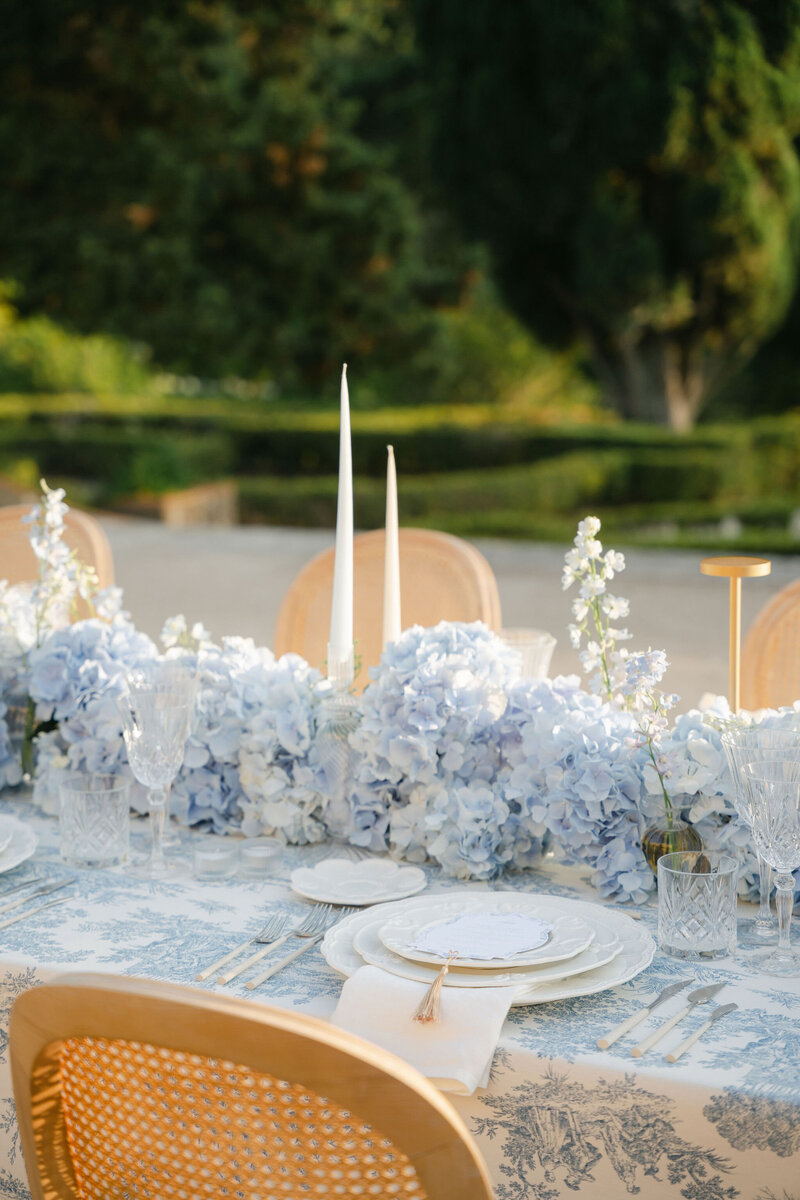 Toile de Jouy & blue hydrangeas wedding table setting