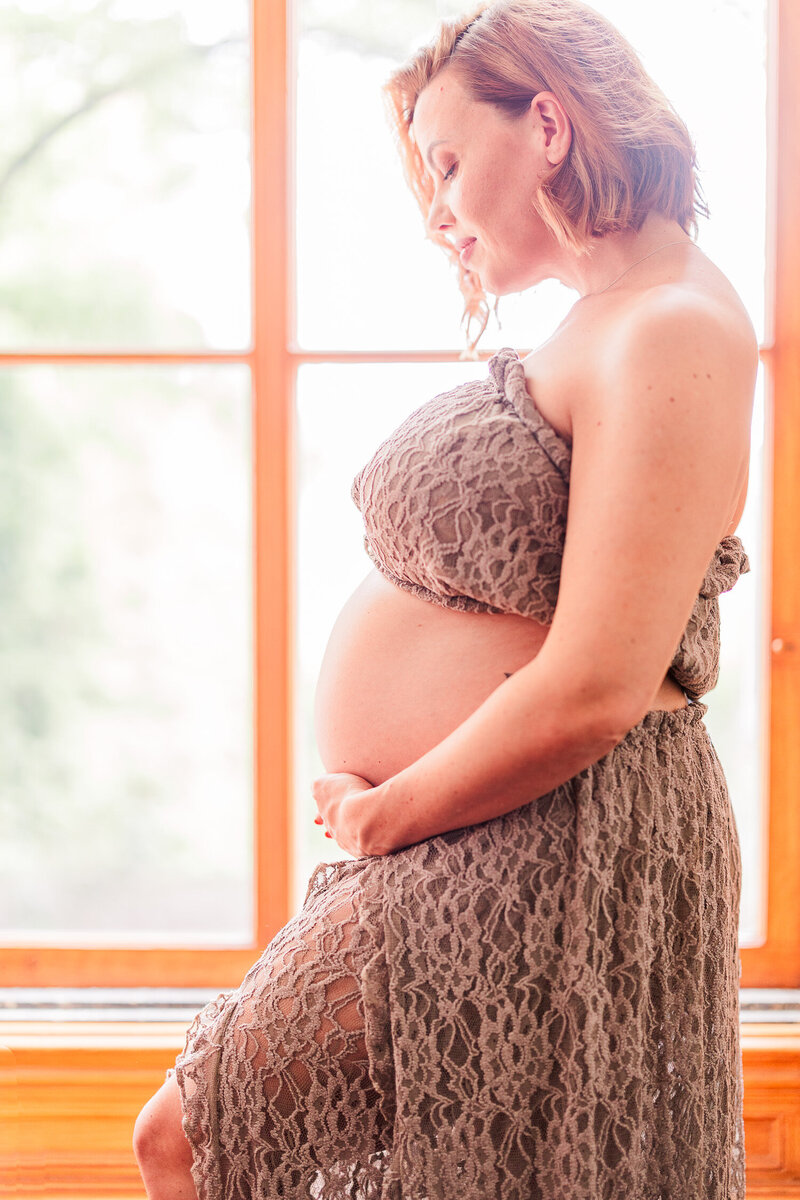 boudoir zwangerschapsfotoshoot die je buik en je groeiende lichaam accentueert