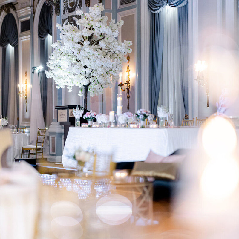 This beautiful photograph showcases a luxury wedding at the Fairmont Palliser Hotel in Calgary, expertly designed by renowned wedding planner Lynn Fletcher.