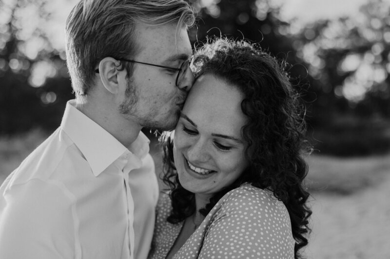 Warme, natuurlijke en ongedwongen foto van een loveshoot in Noord-Nederland